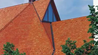 Červená tašková střecha s oknem ve štítu pro výpočet počtu tašek.