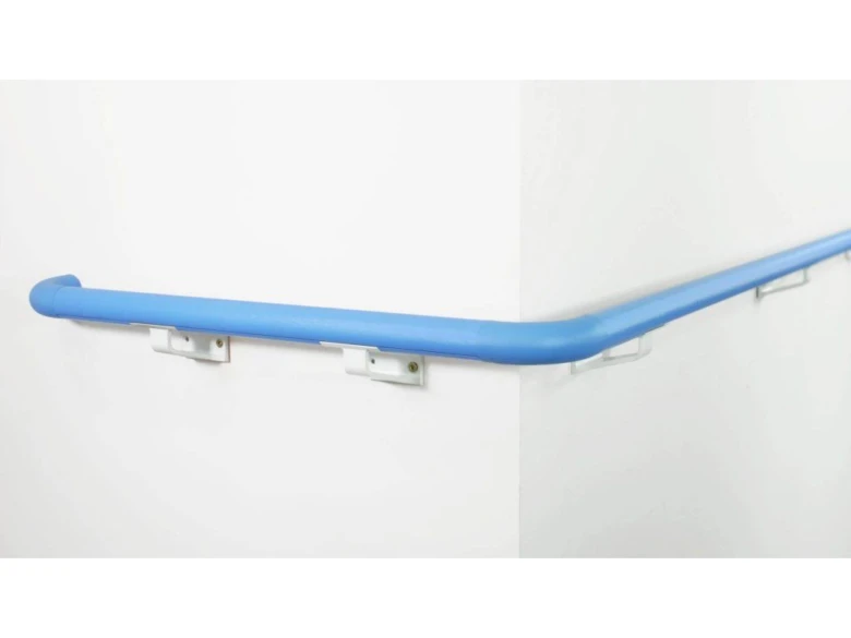 Modré bezpečnostní zábradlí pro seniory v koupelně.