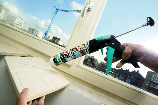 Náplast na okno s pěnovým těsněním pro pevné spojení.