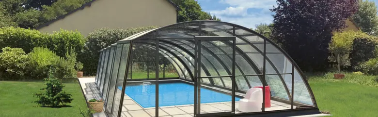 Skleněná kopule pro bazén v zahradě na slunci.