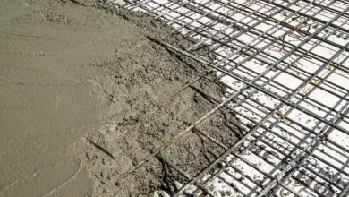 Ocelová výztuž v čerstvém betonu při stavbě.