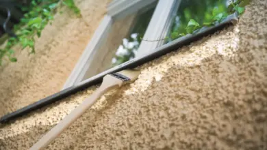 Maření fasády štětcem – krok v výpočtu plochy.