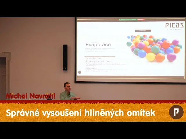 Muž přednáší o správném vysušování hliněných omítek.