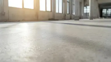 Prázdná podlaha z samonivelační hmoty v průmyslovém prostoru.