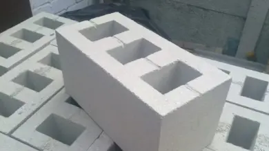 Bílá plynová cihla leží na dalších bloků venku.