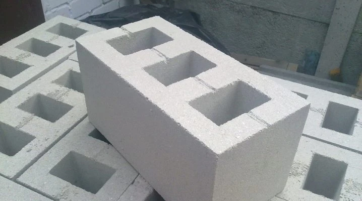 Bílá plynová cihla leží na dalších bloků venku.