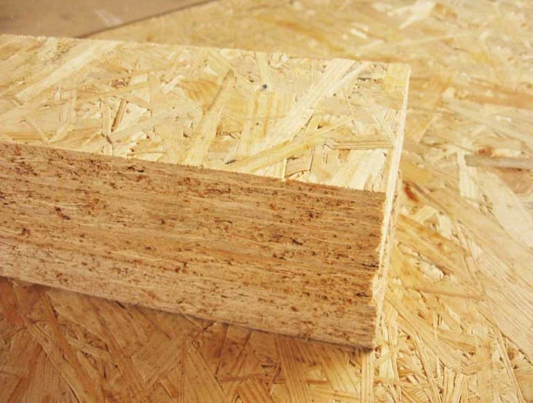 Průřez desky z orientované dřevovláknité lepené tabule