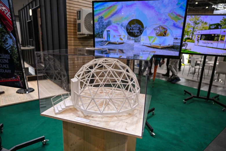 Model geodetické kupole v expozici na stánku.