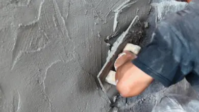 Stěna se omítá venku pomocí špachtle.
