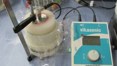 Zvuková vibrační zařízení pro testování pevnosti cementové malty v laboratoři.