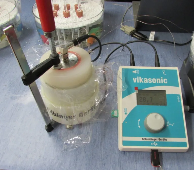 Zvuková vibrační zařízení pro testování pevnosti cementové malty v laboratoři.