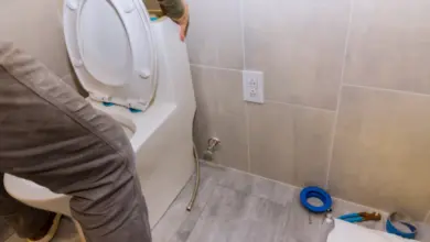 Instalace WC s viditelným připojením na vodovodní hadici.