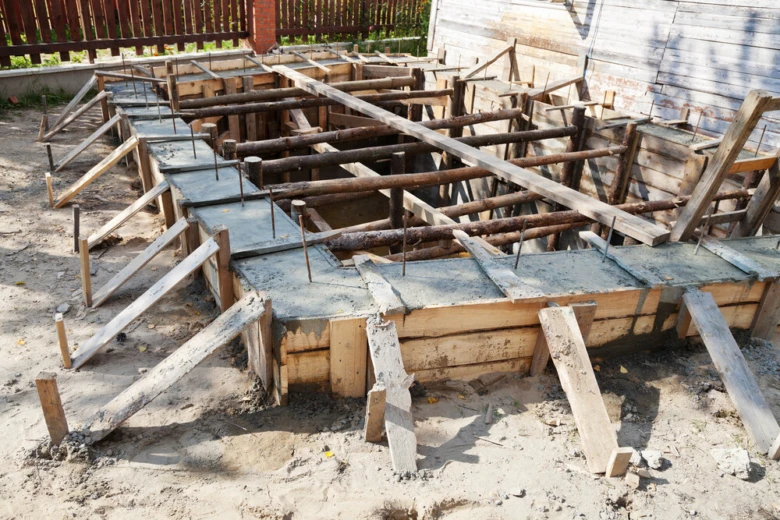Dřevěné bednění pro betonovou základnu před odstranění.