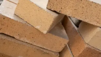 Hromada světle hnědých pece cihel vhodných pro vysoké teploty.