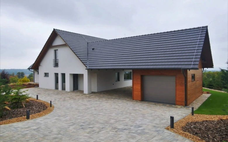 Moderní přístavba s garáží k domu z dřeva