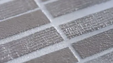 Detail textury dlaždic s viditelnými spárami mezi jednotlivými kousky.