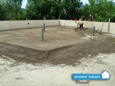 Práce na betonu pro přípravy základny s pracovníky.