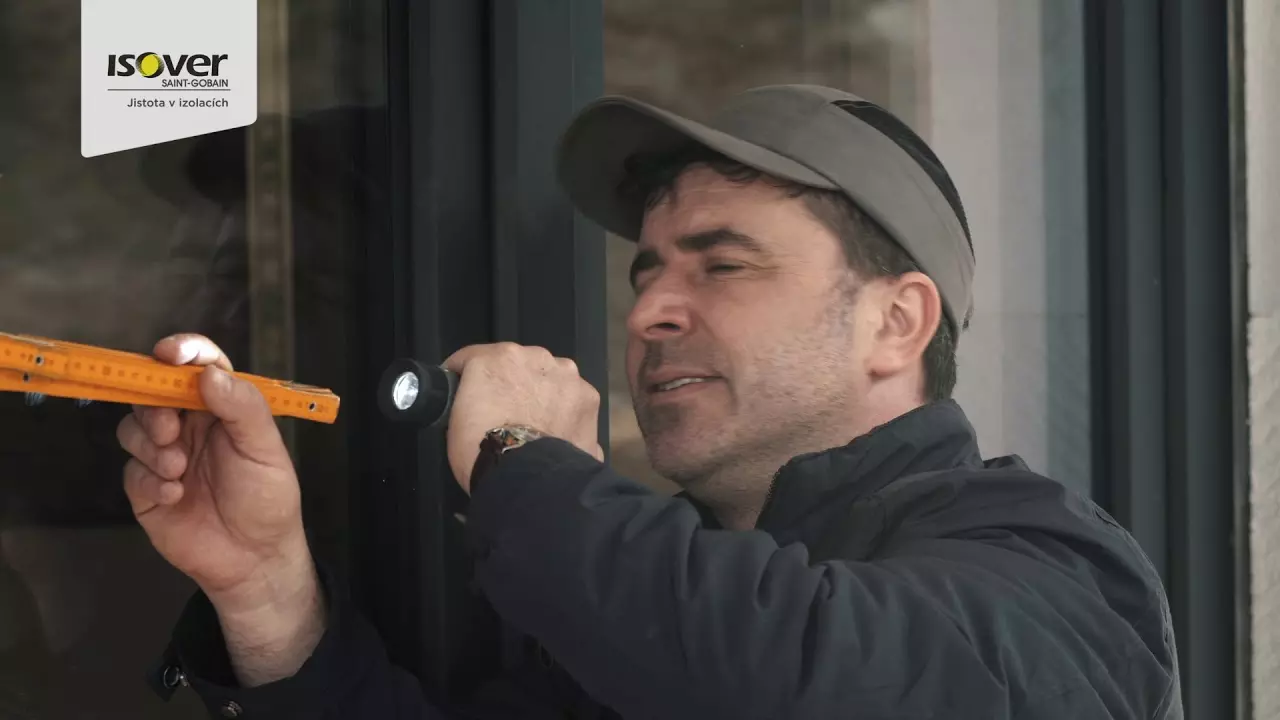 Montér zateplovací vrstvu fasády pomocí nástroje.