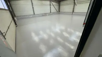 Hotový betonová podlaha s tekutým sklem v průmyslovém prostoru.