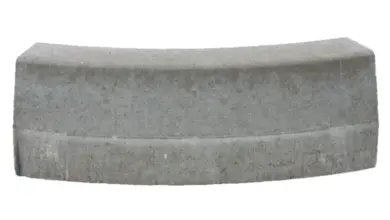 Obrubník z betonu pro chodníky s typickým tvarem.