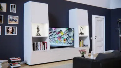 Moderní obývací pokoj s bílými vstupními dveřmi v tmavě modrých stěnách.