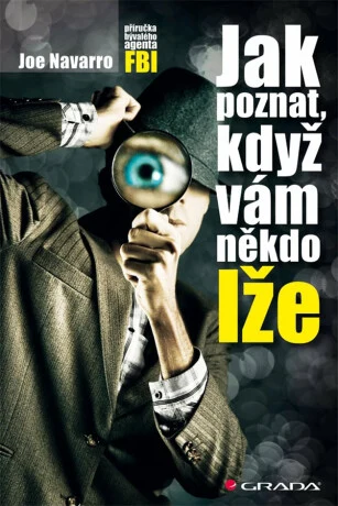 Muž s lupou ukazující zvelačené oko na tmavém pozadí.