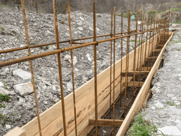 Překrytí výztuže v bednění pro betonovou konstrukci.