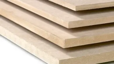 Skládané desky z dřevotřísky pro stavebnictví a design.
