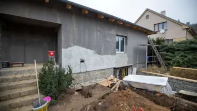 Dům v rekonstrukci s omítkou připravenou na síťku.