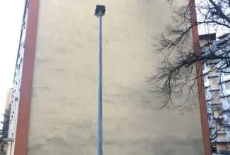 Fasáda domu s možným skrytým plynovým potrubím