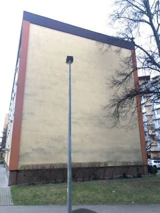 Fasáda domu s možným skrytým plynovým potrubím