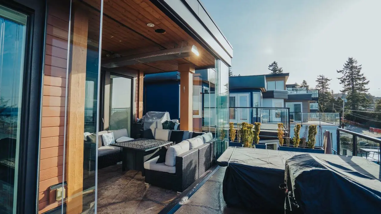 Moderní balkon s nábytkem pro venkovní posezení.