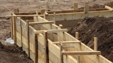 Dřevěné bednění pro betonovou základnu na staveništi.