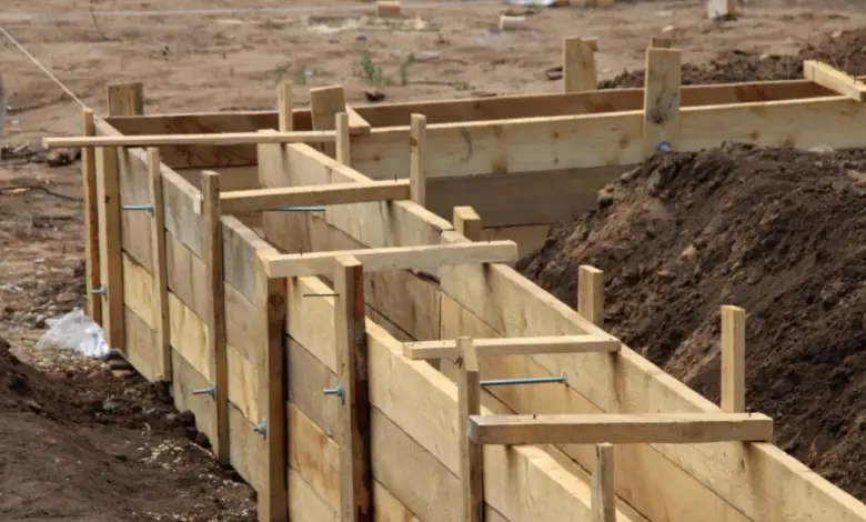 Dřevěné bednění pro betonovou základnu na staveništi.