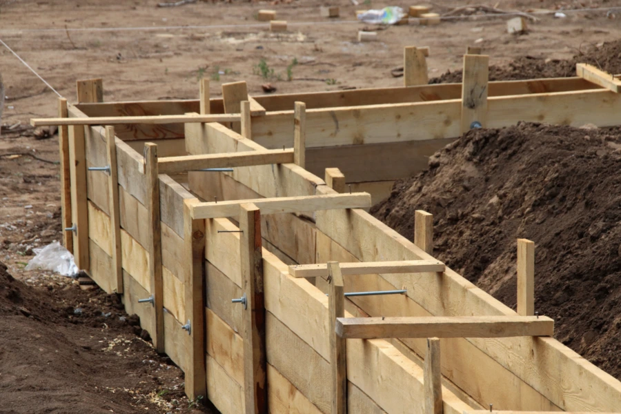 Dřevěné bednění pro betonovou základnu na staveništi.