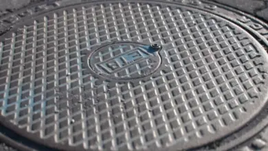 Zatížená poklopka pro vozovku třídy A15 s reliéfním vzorem.