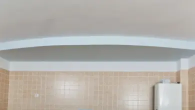 Ukázka dokončeného stropu s obloukem v kuchyňském prostoru.