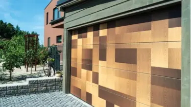 Moderní garáž s dřevěnou fasádou na pozemku.