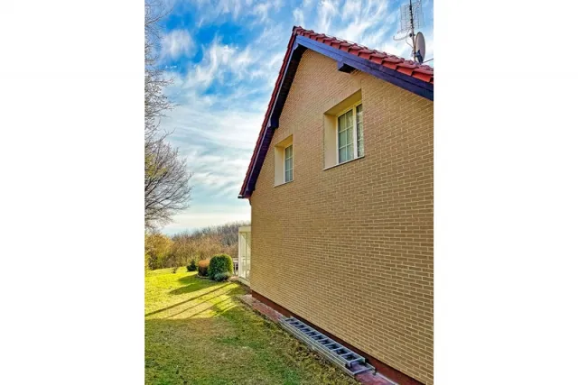 Žlutá cihlová fasáda domu bez skrytého plynového potrubí.