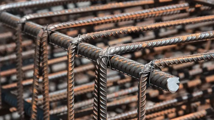Překřížené ocelové výztužné tyče s drážkami pro beton.