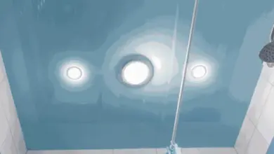 Modrý strop v koupelně s osvětlením ukazuje vhodný materiál.