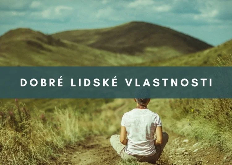 Osoba sedí v přírodě s myšlenkou na lidské vlastnosti.