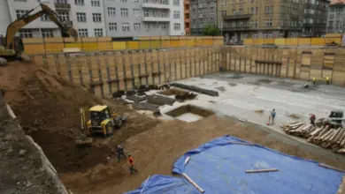 Stavební dělník na výkopové pracovišti v Praze