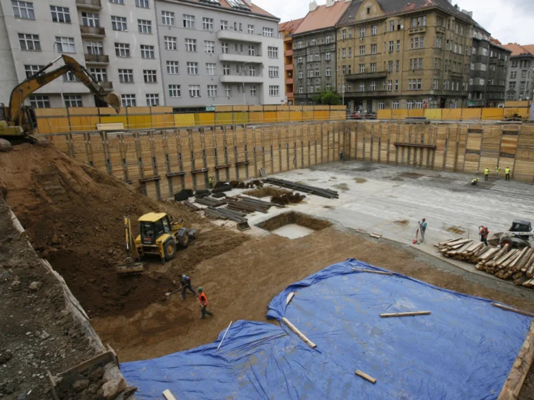 Stavební dělník na výkopové pracovišti v Praze