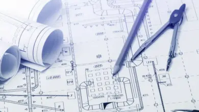 Architektonické plány s nástroji pro výpočet stavebního materiálu.