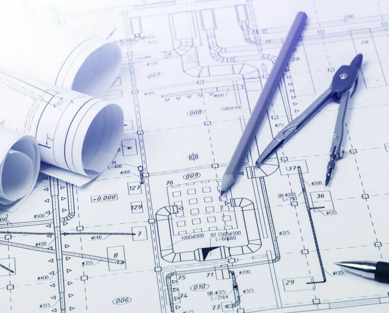 Architektonické plány s nástroji pro výpočet stavebního materiálu.
