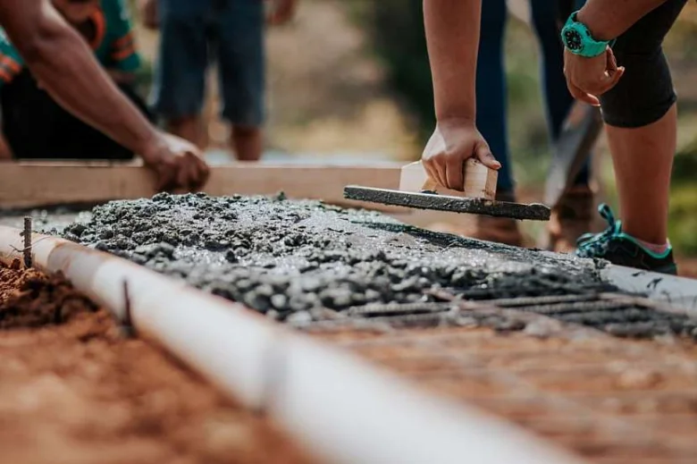 Ruční hladění čerstvého betonu při stavbě vlastními rukama.
