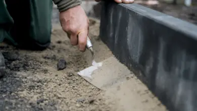 Instalace obrubníku: ruční vyrovnání maltového základu.