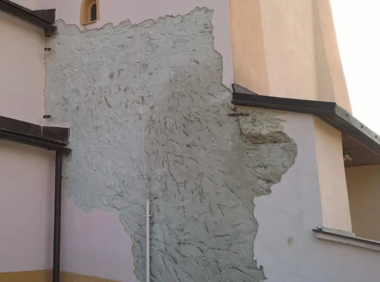 Zdi bez omítky připravené na nové povrchové úpravy.