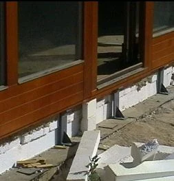Instalace izolace pod okenní překlady pro úsporu energie.